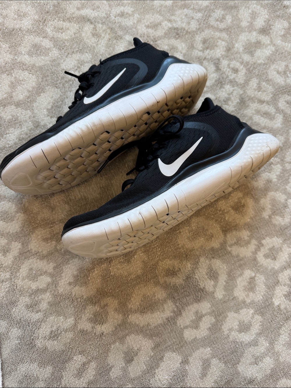 Nike Black and White womens free rn Running Sneakers - Picture 7 of 7